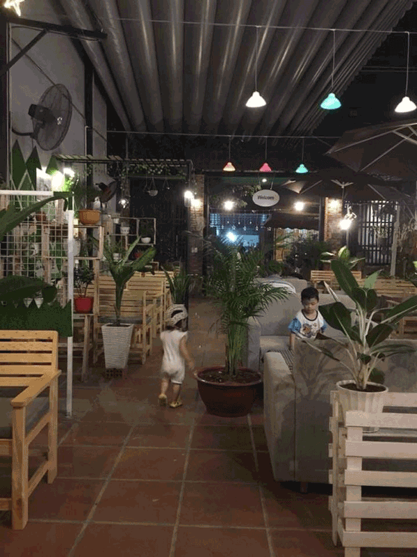 Sang quán cafe sân vườn, không gian rộng rãi, thoáng mát