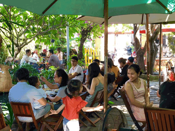 Sang nhà hàng cafe Gần Chợ, phố cổ Hội An - Quảng Nam