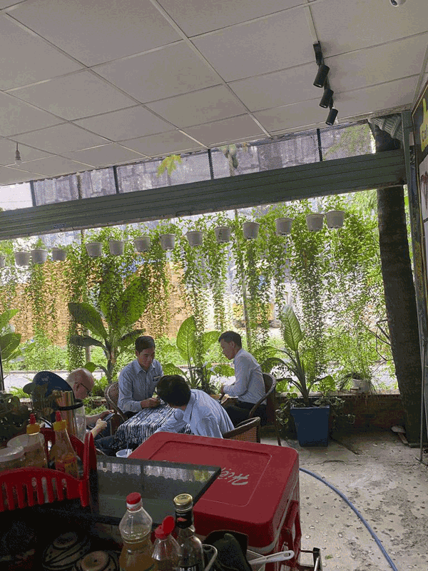 Sang quán cà phê tại khu dân cư hồng long