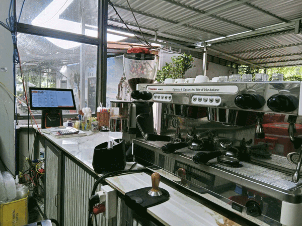 Mình cần sang nhượng lại toàn bộ dụng cụ bàn ghế đầy đủ của quán cafe