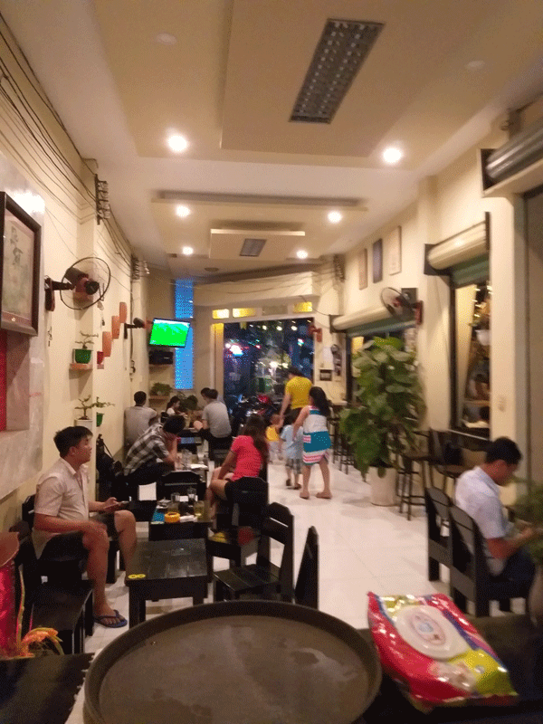 can-sang-gap-quan-cafe-2-mat-tien-dang-kinh-doanh-dong-khach-76032.gif