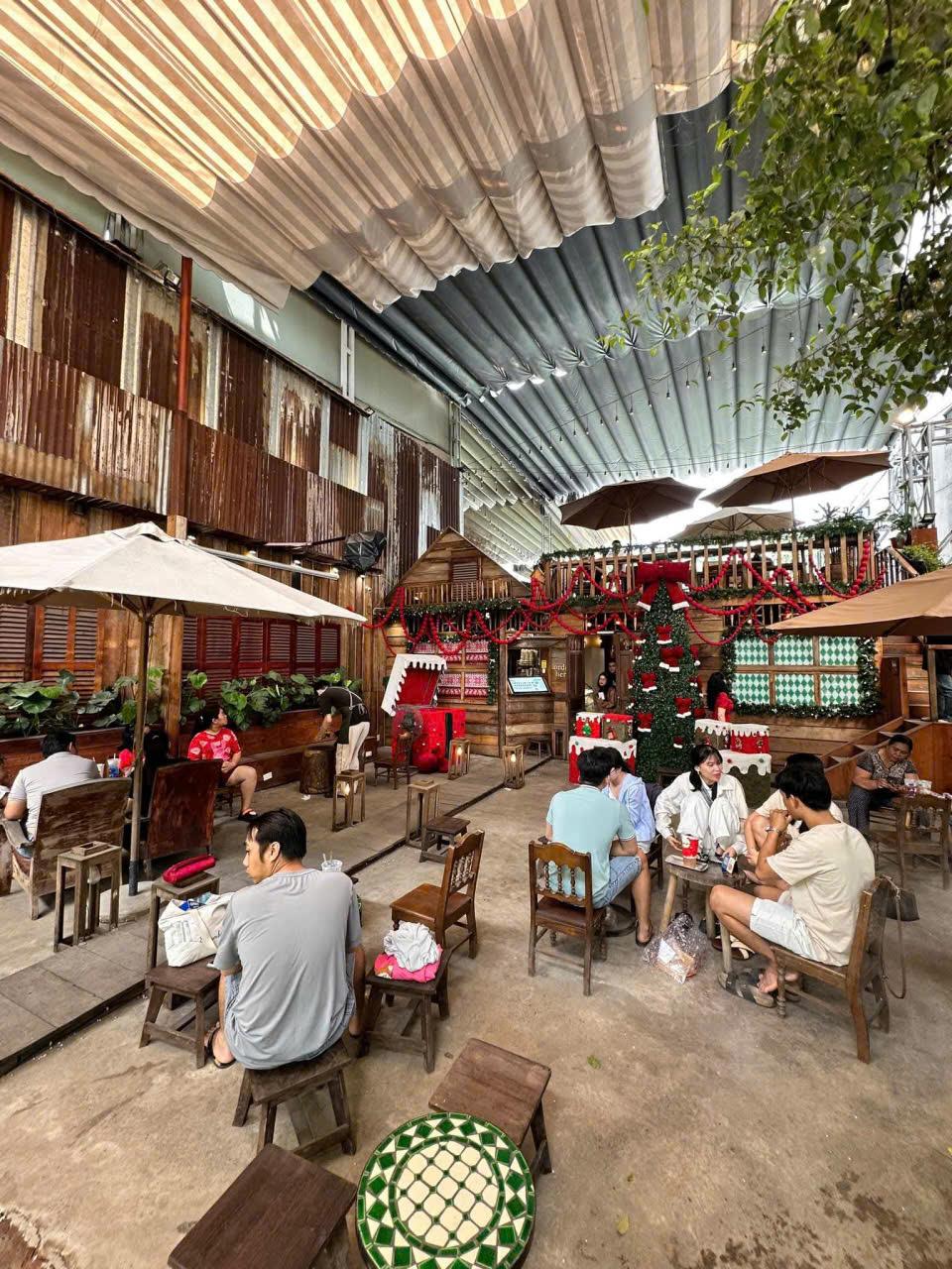 Sang quán cafe sân vườn nhà gỗ + photobooth