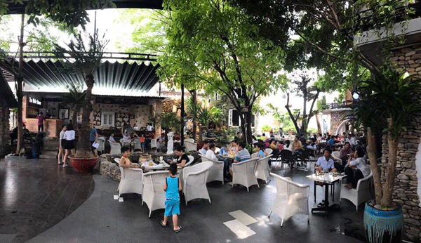Cho thuê quán cafe sân vườn giá rẻ Tân Phú