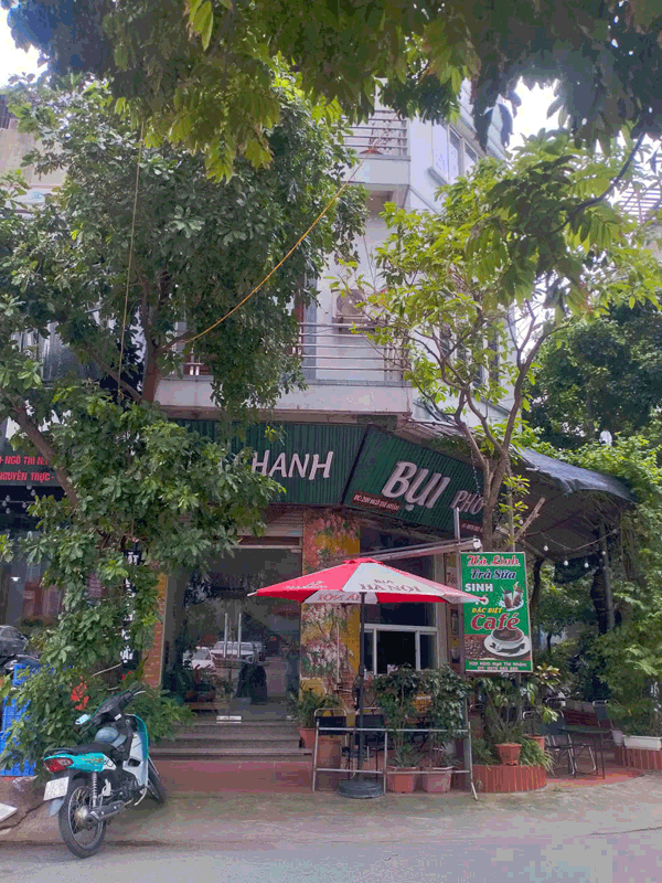 Sang quán cà phê đang hoạt động bình thường