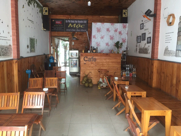 Sang quán cafe ghế gỗ Thị Trấn Hóc Môn.