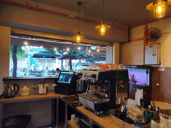 Sang quán cafe ngay khu Aeon Tân Phú.