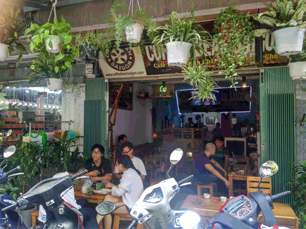 Sang quán cafe sân vườn Ghế gỗ Quận 3