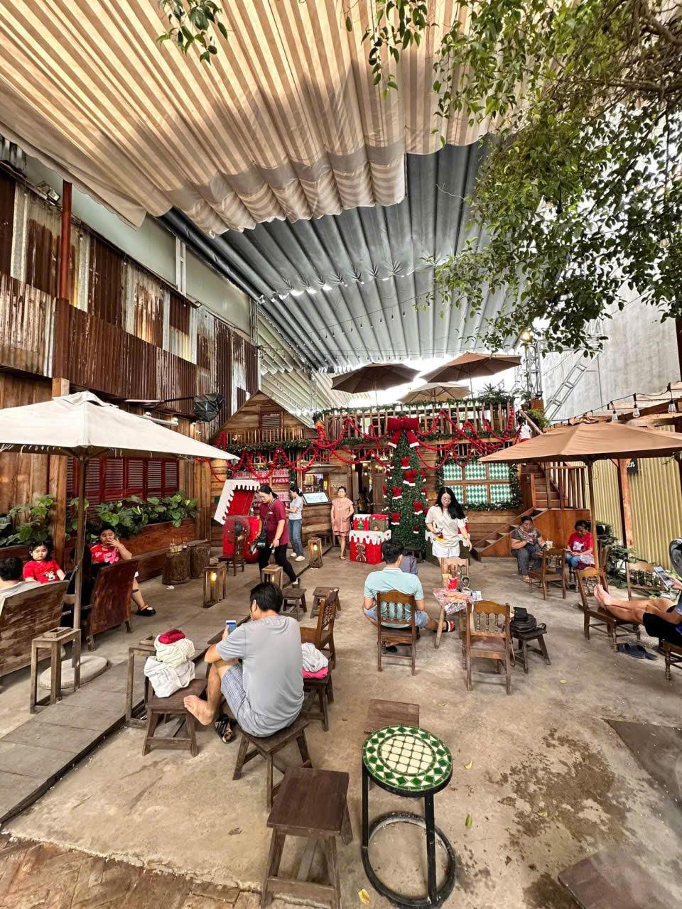 Sang quán cafe sân vườn nhà gỗ + photobooth