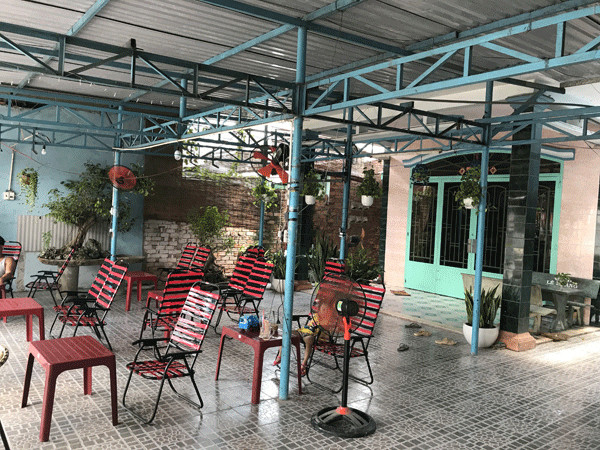Sang quán cafe trực tiếp bóng đá gần bến xe Hóc Môn