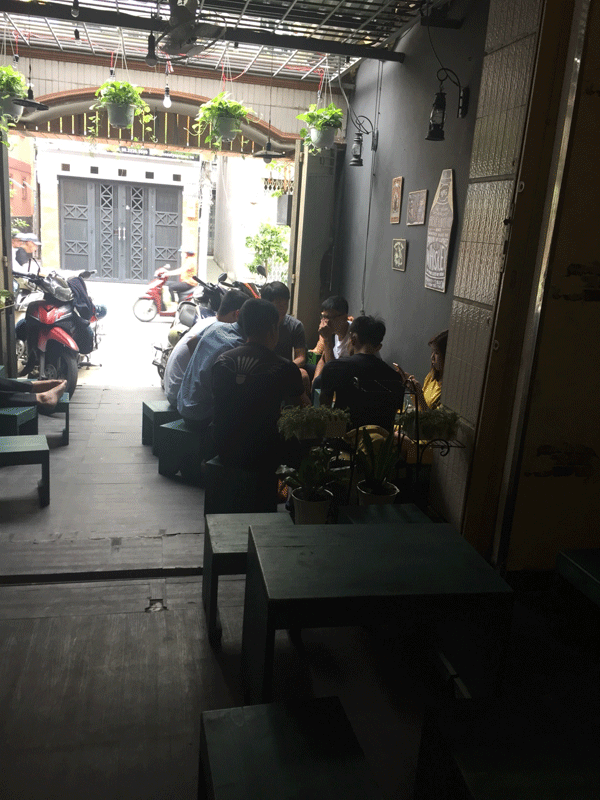 sang-quan-cafe-vi-tri-dep-set-up-day-du-nhung-khong-co-nguoi-ban-89282.gif