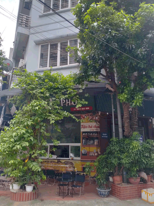 Sang quán cà phê đang hoạt động bình thường