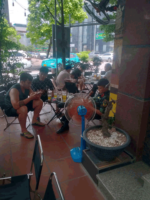 Sang quán cà phê đang hoạt động bình thường