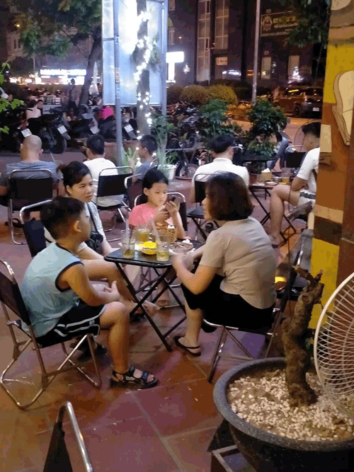 Sang quán cà phê đang hoạt động bình thường