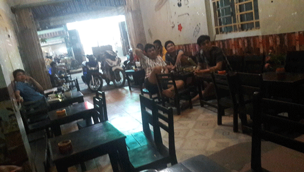 can-sang-gap-quan-cafe-bong-da-luong-khach-dong-44508.gif