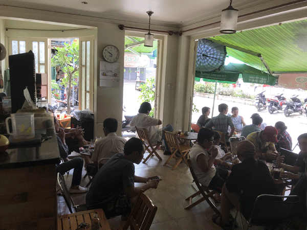 Cần sang gấp quán cafe ghế gỗ sau lưng cao ốc SCREC TOWER