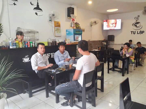 Cần sang quán cafe ghế gỗ đang hoạt động Lượng khách đông