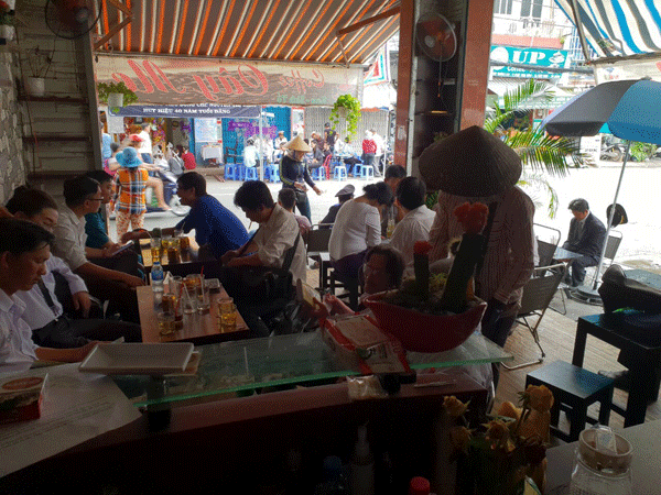 càn-sang-quán-cafe-giá-rẻ-2-mạt-tièn-90388.gif