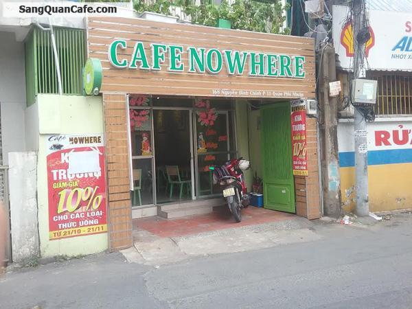 Không người trông coi cần sang gấp quán cafe