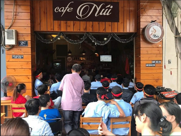 Sang gấp quán cafe đang hoạt động tại Quận 1