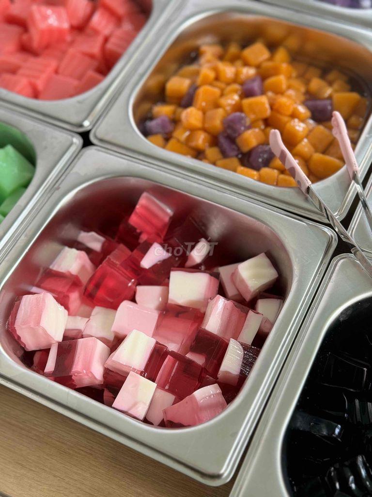 Sang quán cà phê, trà sữa, sát cổng trường Đại học