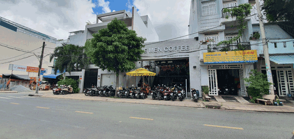 Sang quán cafe 8m x 20m. Quán rộng rãi, thoáng mát