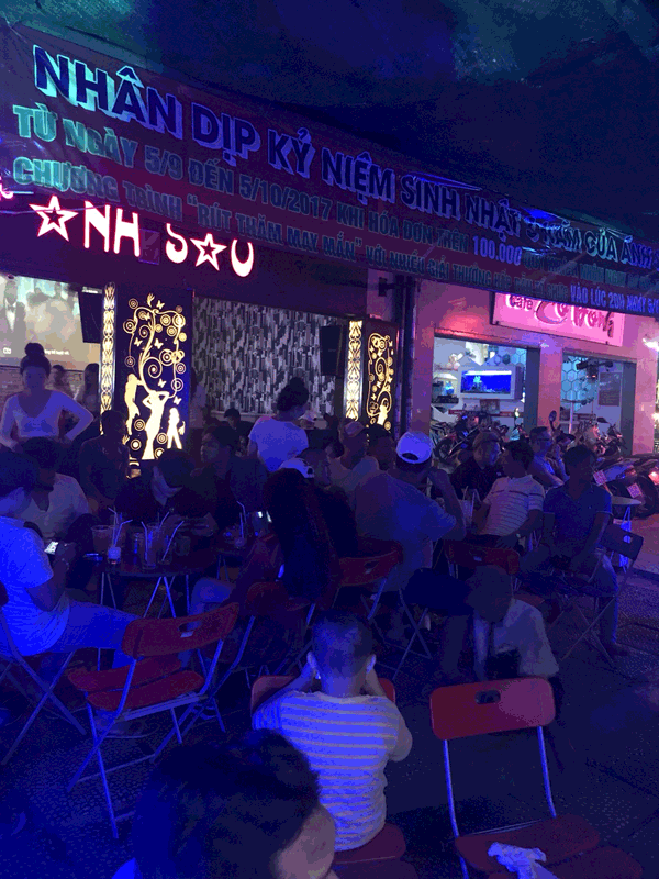 Sang quán cafe Ánh Sao. Quán nhạc trẻ, bán đá bóng hàng tuần...