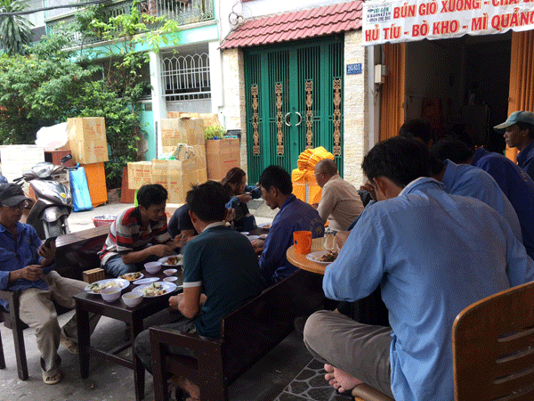 Sang quán cafe cơm trà sữa đang bán đông khách Quận 10