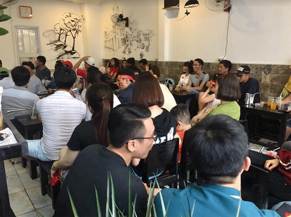 Sang quán cafe đang kinh doanh tốt, đông khách