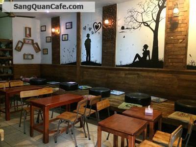 Sang quán cafe đối diện trường rất đông sinh viên