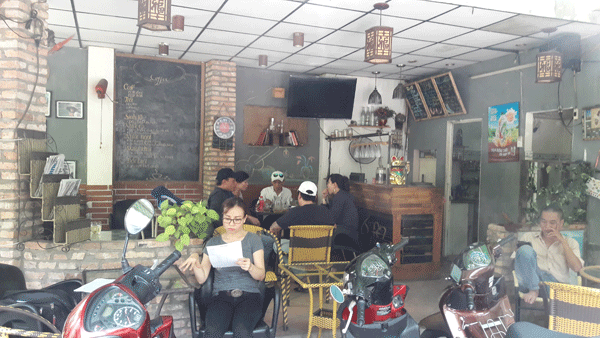 sang-quan-cafe-dong-khach-mat-tien-ngo-duc-ke-85918.gif