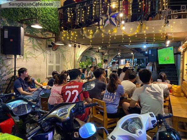 Sang quán cafe khu vip đang rất đông khách