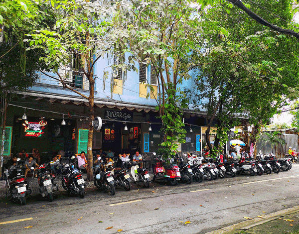 Sang quán Cafe nằm trong khu ẩm thực Quận 6.