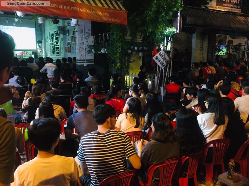 Sang quán cafe ngay ngã tư Dễ gây chú ý