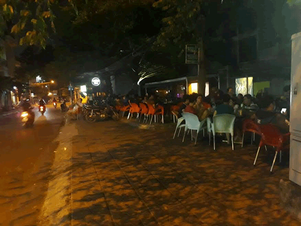 Sang quán cafe rất đông khách quận 9