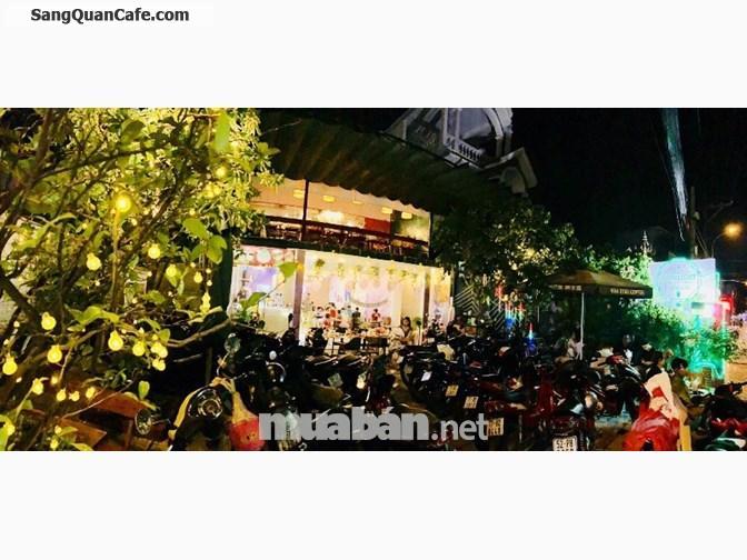 Sang quán cafe trà sữa có lượng khách rất đông