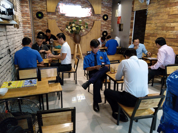 Về quê không người trông coi Cần sang gấp quán cafe ghế gỗ